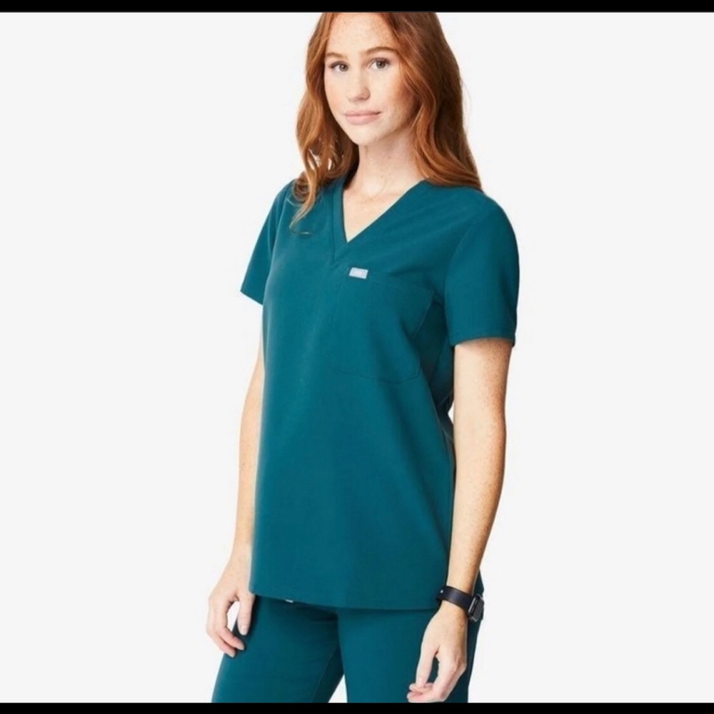 FIGS Caribbean Blue Catarina top size small